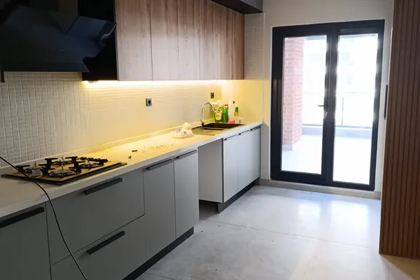 Profesyonel Elektrik Servisi - Bursa fabrikasında pano inceleyen ustalar